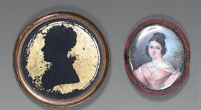Miniature de jeune femme à la robe rose sur...