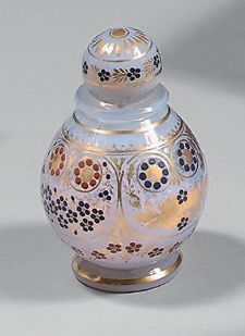 Petit flacon en opaline savonneuse, à décor...