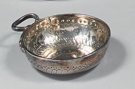 Tasse à vin en argent, ornée de godrons tors...