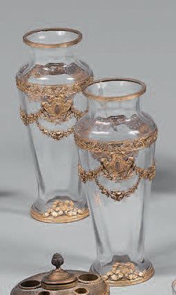 Paire de vases de forme balustre en verre,...
