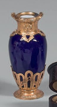 GALLIA

Vase en porcelaine à fond gros bleu,...