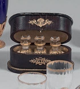 Coffret à parfum de forme oblongue en placage...