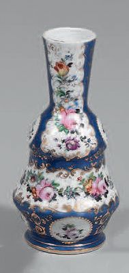Vase à haut col en porcelaine à décor de...