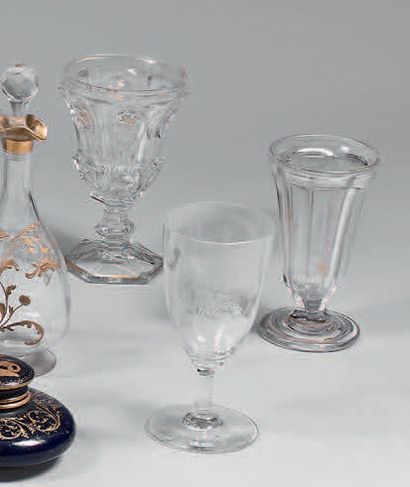 Ensemble de trois verres en cristal, l'un...