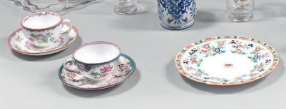 MINTON

Trois assiettes, une verseuse à manche...