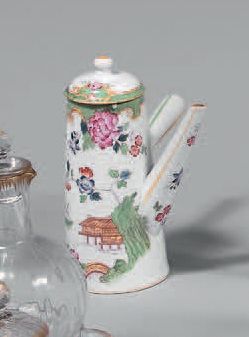MINTON

Trois assiettes, une verseuse à manche...