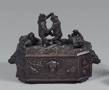 Coffret en bronze patiné, le couvercle à...