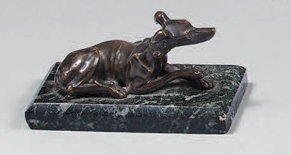 Statuette en bronze à patine brune figurant...