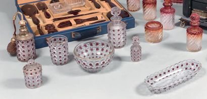 Partie de garniture de toilette en cristal...