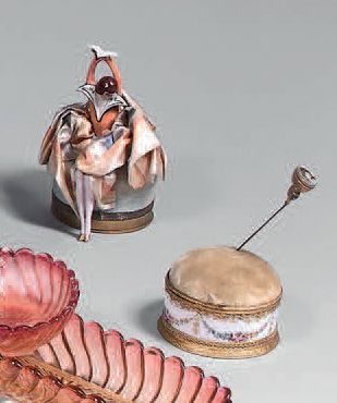 Ensemble comprenant: une boîte ronde en porcelaine...