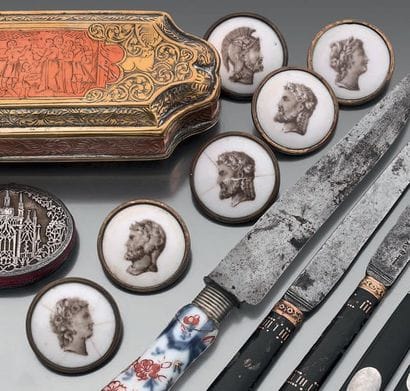 Six boutons en porcelaine dans des entourages...