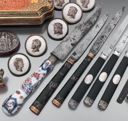 Ensemble de trois couteaux: un grand, à manche...