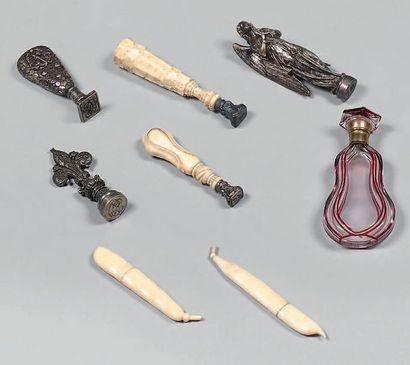 Ensemble comprenant: deux cachets en bronze...