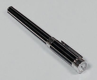 CARTIER

Stylo plume, le capuchon formant...