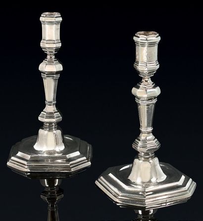 Deux flambeaux formant paire en argent, la...
