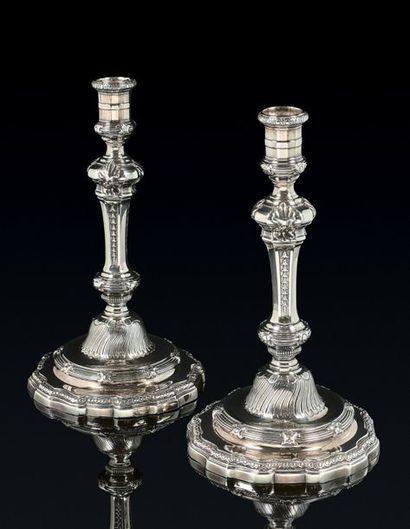 Deux flambeaux formant paire en argent, les...