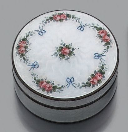 Petite boîte en vermeil à décor émaillé d'une...