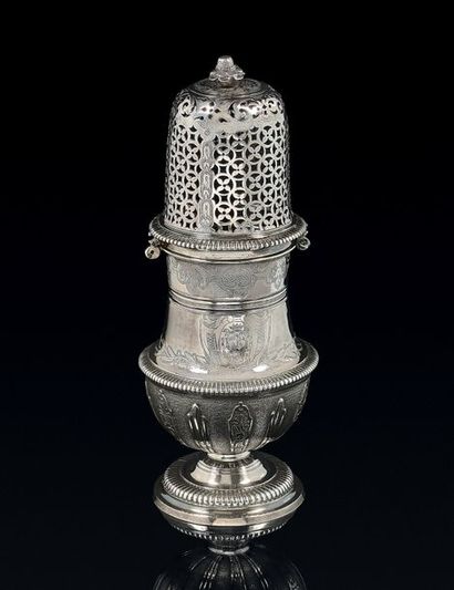 Saupoudroir en argent, de forme balustre...