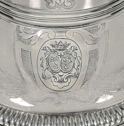 Saupoudroir en argent, de forme balustre...