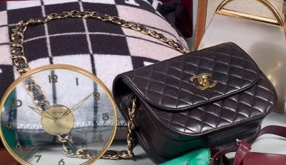 CHANEL PARIS

Sac en cuir noir matelassé...