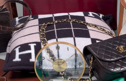 HERMES Paris

Grand coussin en lainage beige...