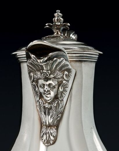 Aiguière en argent uni, de forme balustre,...