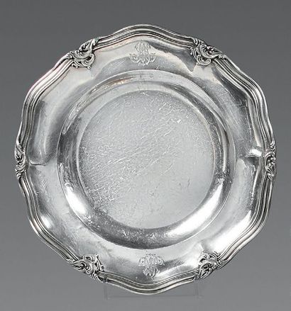 Plat rond en argent (950), la bordure à contours,...