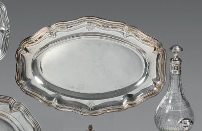 Un plat ovale et un plat rond en argent uni...