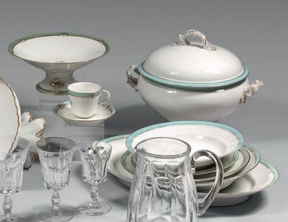 Service de table en porcelaine blanche à...