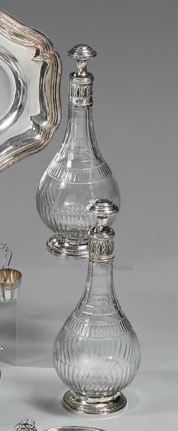 Paire de carafes en cristal taillé et leur...