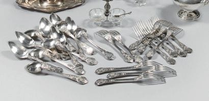 Douze couverts en argent (950), le manche...