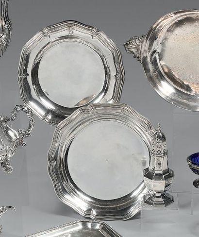 Deux plats ronds en argent (950), la bordure...