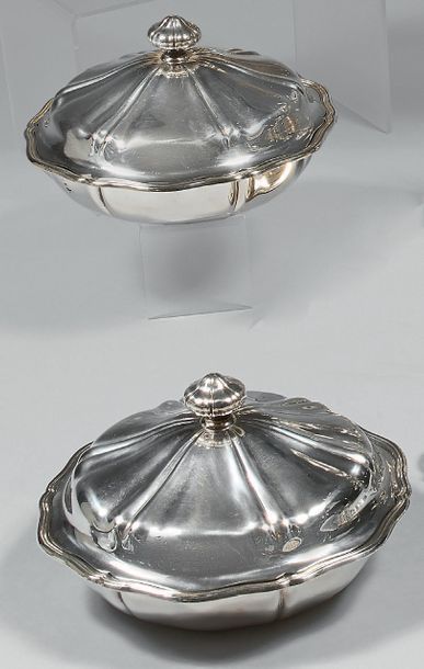 Paire de légumiers ronds couverts en argent,...