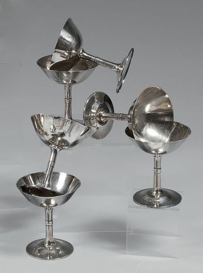 Six coupes lisses en argent (950), sur pied...