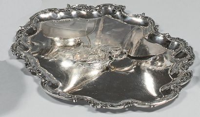 Plateau en argent uni (950), la bordure mouvementée...