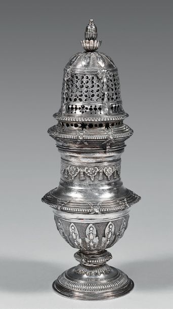 Saupoudroir en argent, de forme balustre,...