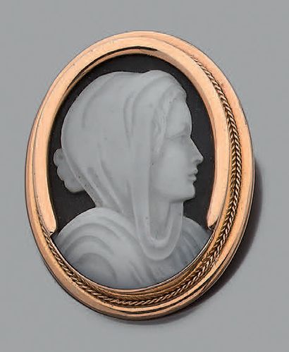 Broche pendentif ovale en or jaune 18K (750),...