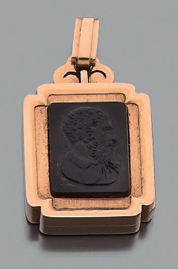 Pendentif rectangulaire ouvrant en or jaune...