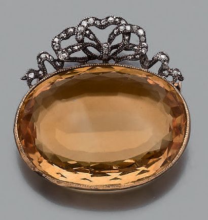 Broche en or jaune 18K (750) et argent, ornée...
