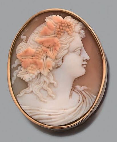 Broche ovale en or jaune 18K (750), ornée...