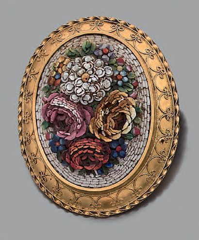 Broche ovale en or jaune 18K (750), ornée...
