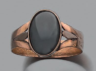 Bague en or jaune 18K (750), ornée d'un cabochon...
