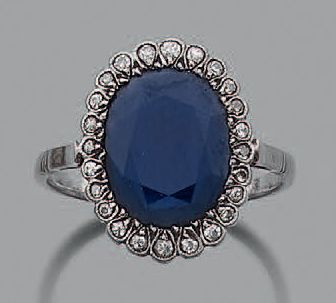 Bague en platine, ornée d'un saphir ovale...