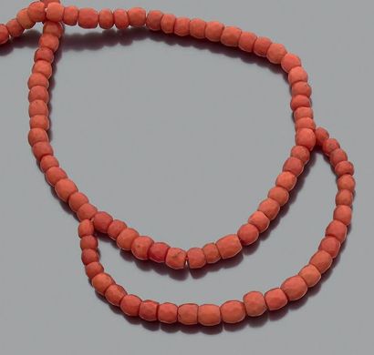 Collier de billettes de corail facettées,...