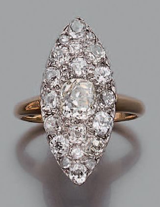 Bague navette en or jaune 18K (750) et platine,...