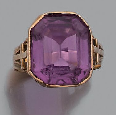 Bague en or jaune 18K (750), ornée d'une...