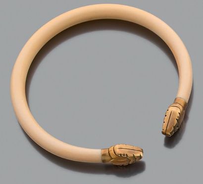 Bracelet rigide formé d'un jonc en ivoire,...