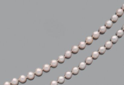 Deux sautoirs de perles de culture choker,...