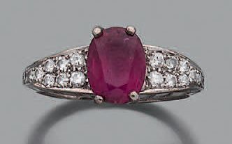 Bague en or gris 18K (750), ornée d'un rubis...