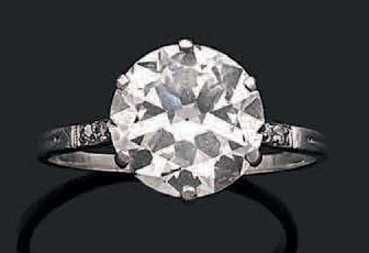 Bague en platine, ornée d'un diamant taillé...